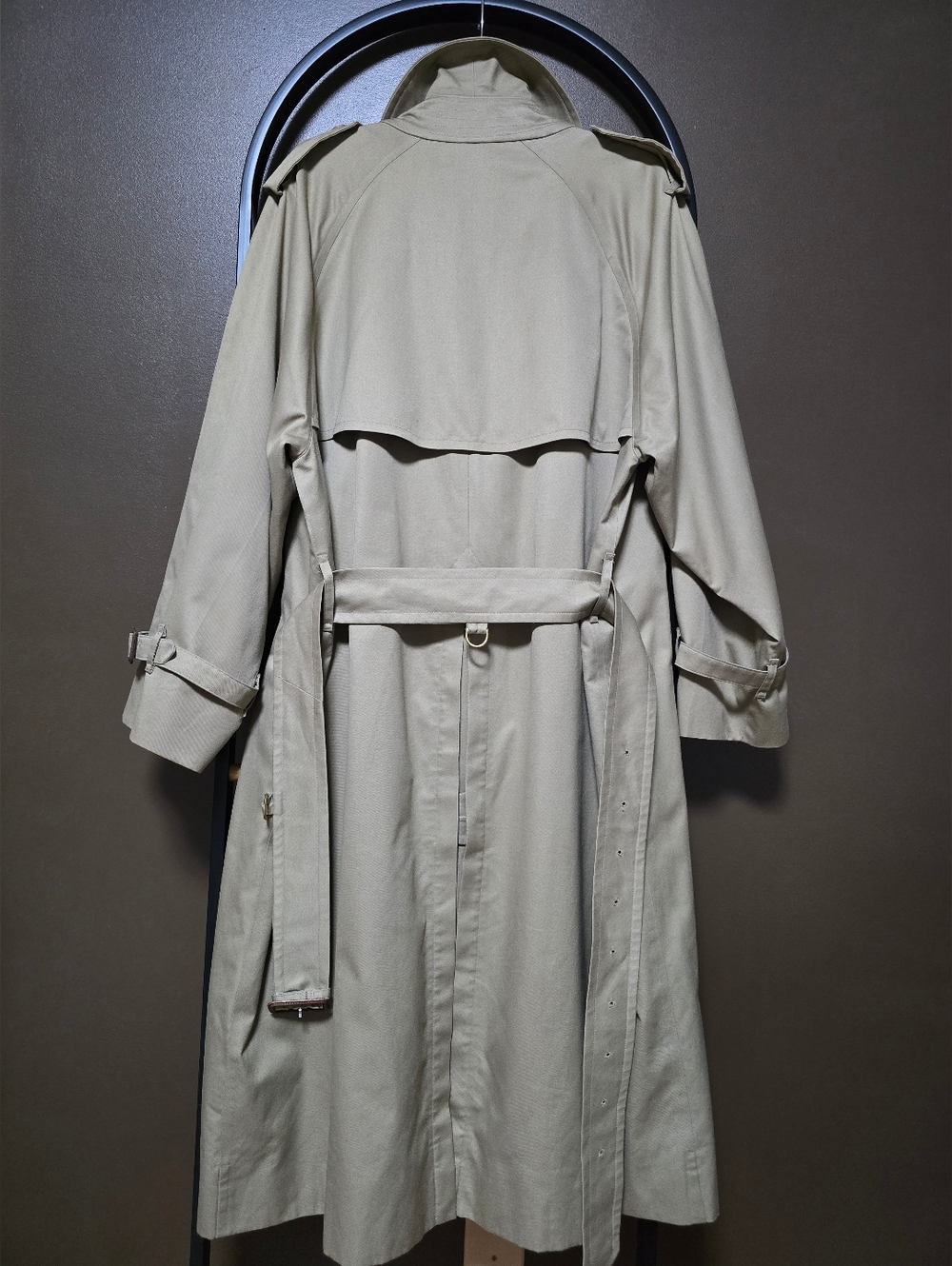 Burberry Classic Beige Double-Breasted Trench Coat with Check Lining - Picture 2 of 12